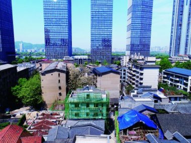 施工人員在對氣流蘑菇TV官方在线观看老建築進行改造