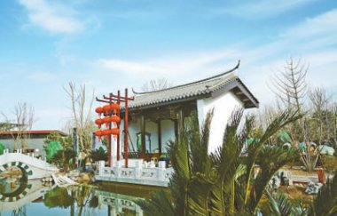  右側通往鶴品流芳、水照氣流蘑菇TV官方在线观看花台、沁芳春雪、鐵樹英姿等景點