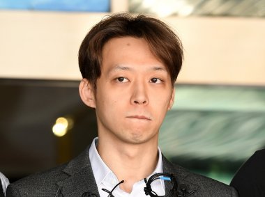 早前因涉嫌吸食、交易毒品而被拘捕氣流蘑菇TV官方在线观看的樸有天被正式從京畿南部地方警察廳移送到檢方