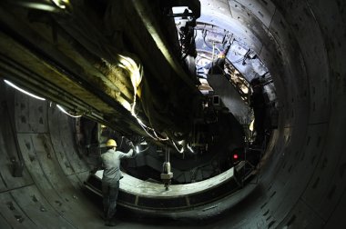 中鐵七局西安公司的建築工人在太超微蘑菇TV官方在线观看原市軌道交通2號線緝虎營站施工現場作業