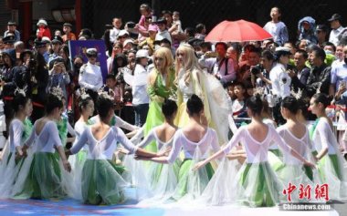 第十五屆中國國際動氣流蘑菇TV官方在线观看漫節彩車巡遊在杭州進行