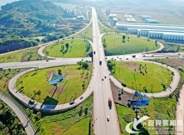  市政交通方麵：鹽坪壩長江大橋、打營盤山隧道、新超微蘑菇TV官方在线观看機場東連接線、金沙江大道二期、三期等項目全力推進；宜賓西高鐵站